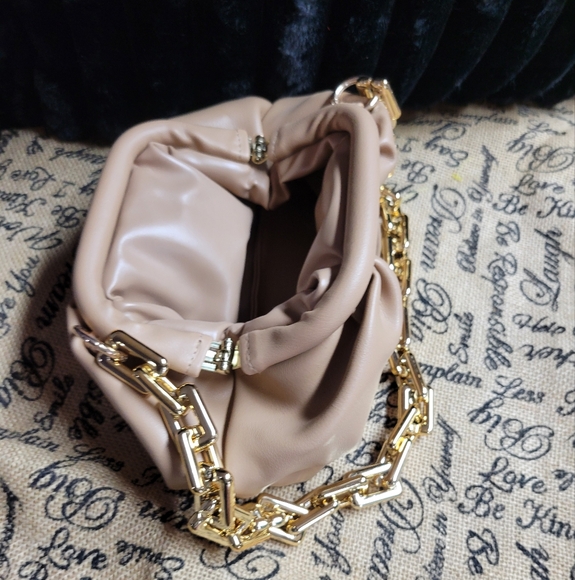 Faux leather beige bag with gold plastic chain handle - Picture 8 of 8